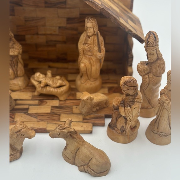 Large Handmade / Handcarved Olive Wood Primitive Nativity Scene - Picture 3 of 14